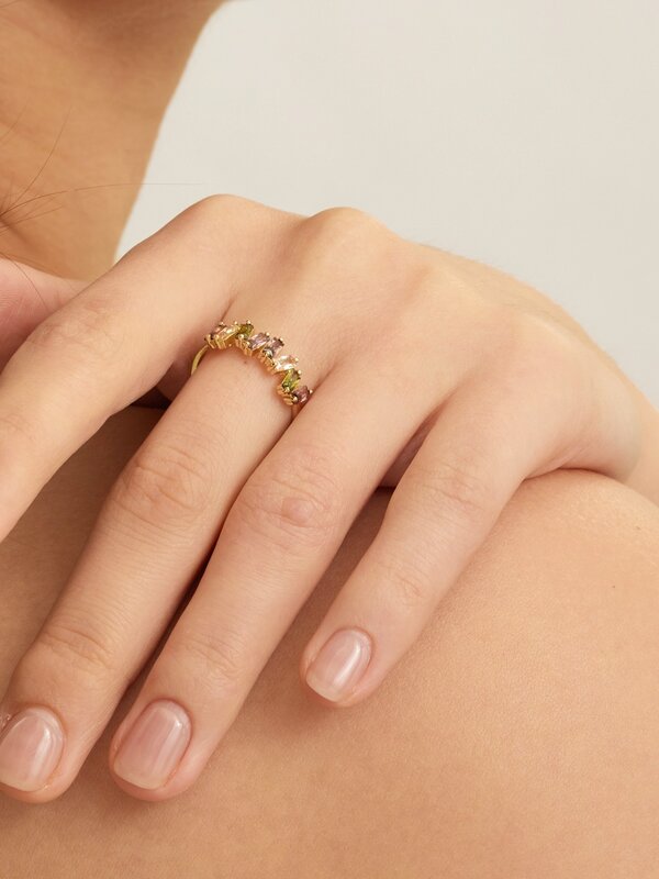 Les Soeurs Bague Chloe Baguette Multi 3. Cette bague est un véritable must-have et fera briller n'importe quelle tenue!