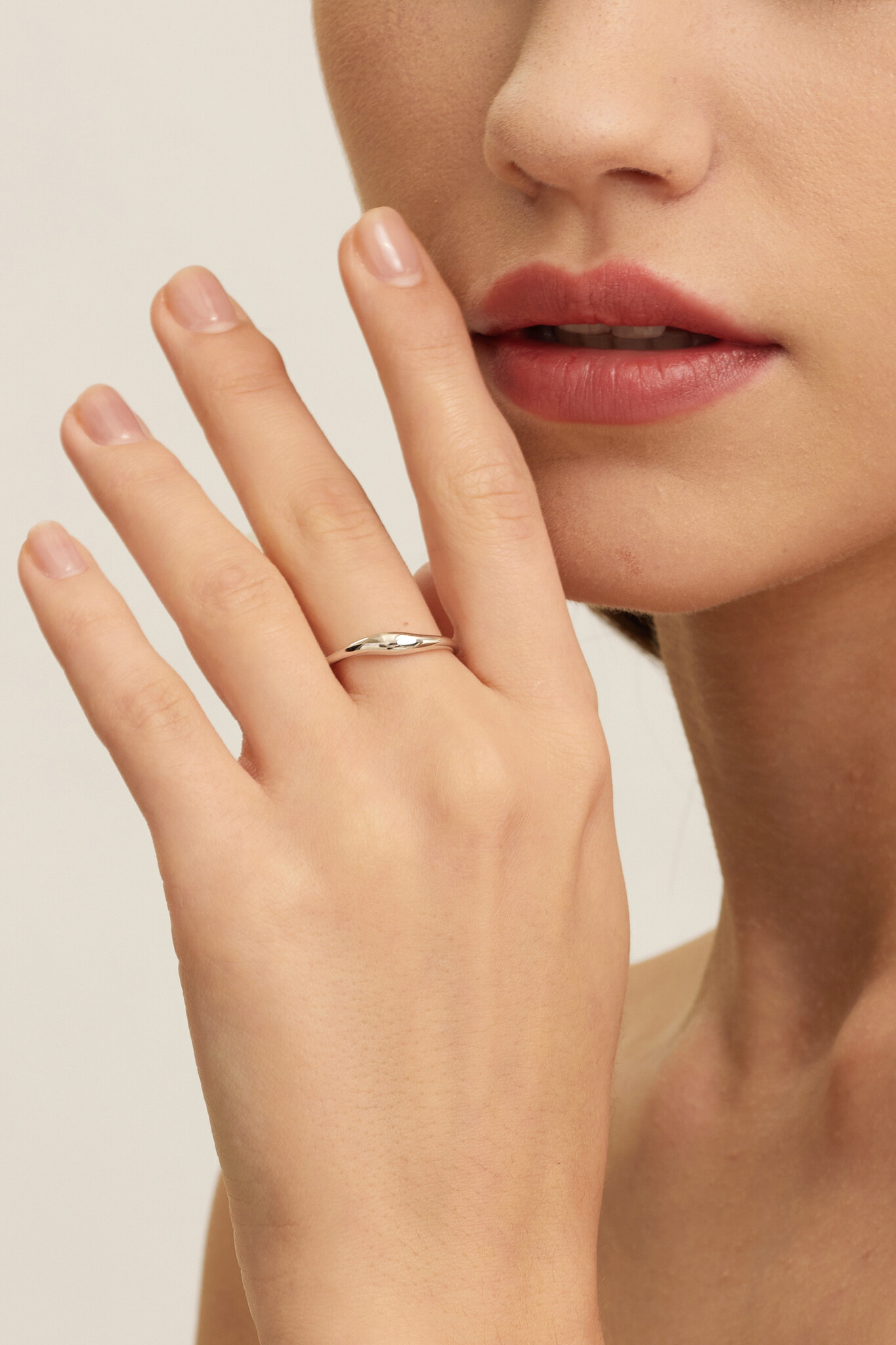 Les Soeurs Ring Ginette Flowy 3. With its high gloss, flowy texture and minimalist look, this ring will suit any look. A ...