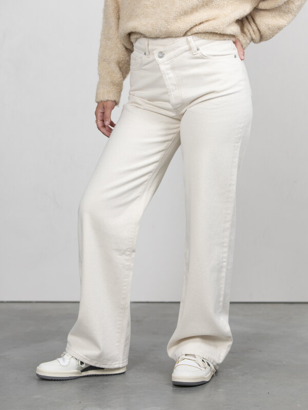 Les Soeurs Pantalon wrap en jean Erica 5. Ce jean est la pièce de base parfaite pour toute garde-robe. Il possède une tai...