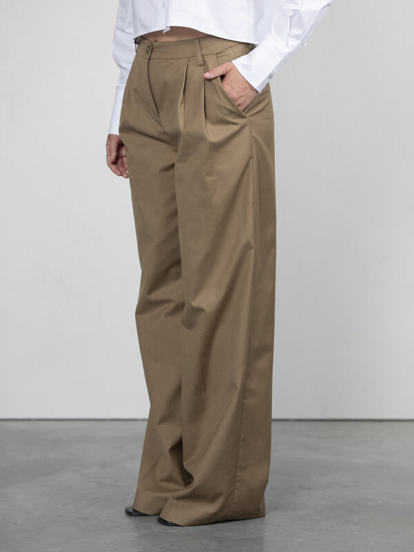 Les Soeurs Pantalon Aimee 5. Chaque garde-robe a besoin d'un bon pantalon qui s'accorde avec tout. Celui-ci a une taille ...