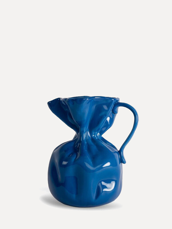 Vase Crumple 1. Le vase Crumple nous rappelle un sac froissé flirtant avec de belles origamis. Aimé et chéri en bleu élec...