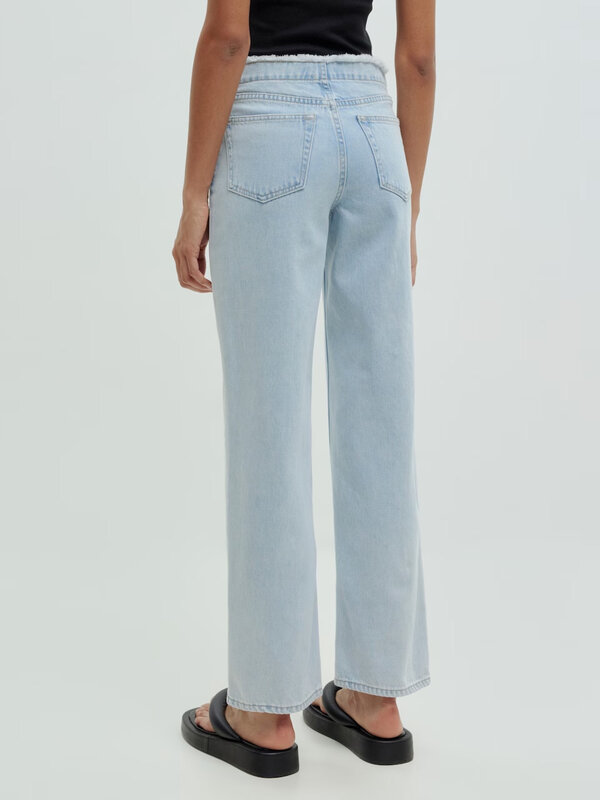 Edited Jeans Aya 4. Een goede jeans raakt nooit uit de mode. Deze wide leg jeans heeft een flatterende hoge taille en een...