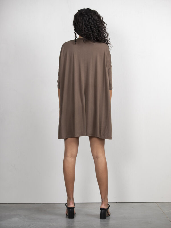 Les Soeurs Robe en jersey Amy 4. Cette robe est le complément parfait à votre garde-robe décontractée, conçue pour offrir...