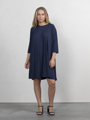 Jurk Amy. Deze jurk is de perfecte aanvulling op jouw casual garderobe, ontworpen om zowel comfort als stijl te bieden. D...