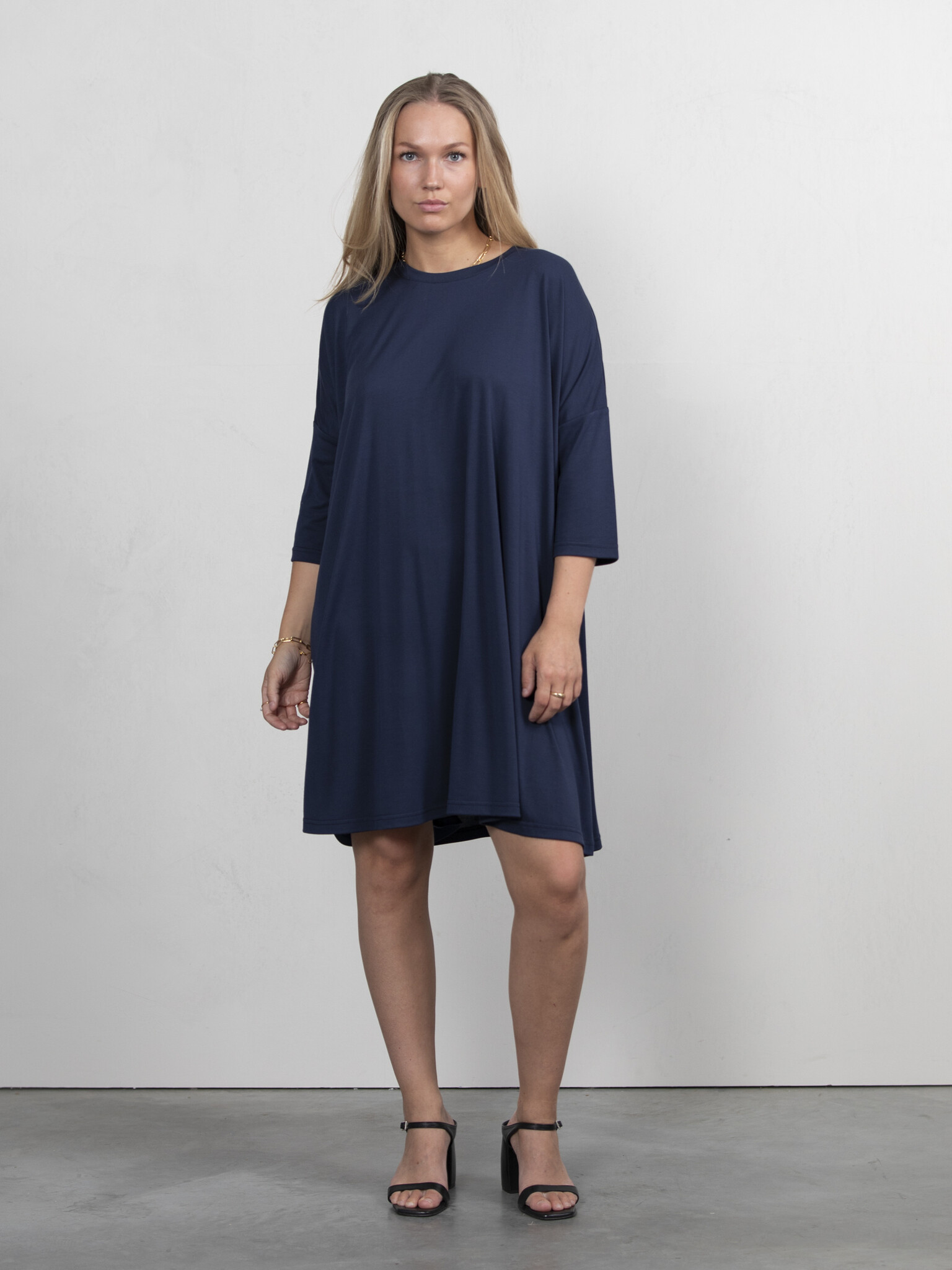 Les Soeurs Jersey jurk Amy 1. Deze jurk is de perfecte aanvulling op jouw casual garderobe, ontworpen om zowel comfort al...