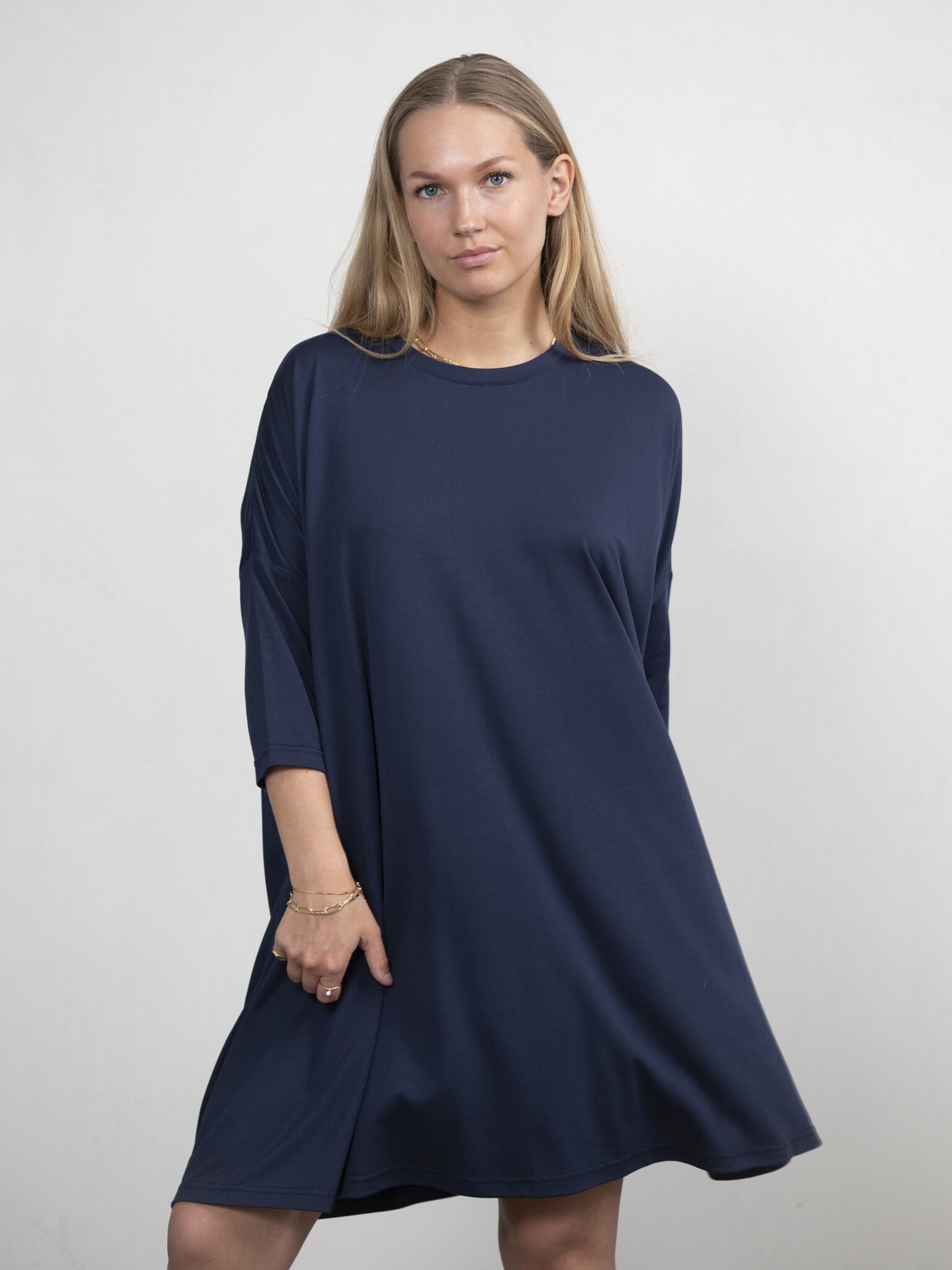 Les Soeurs Jersey jurk Amy 3. Deze jurk is de perfecte aanvulling op jouw casual garderobe, ontworpen om zowel comfort al...