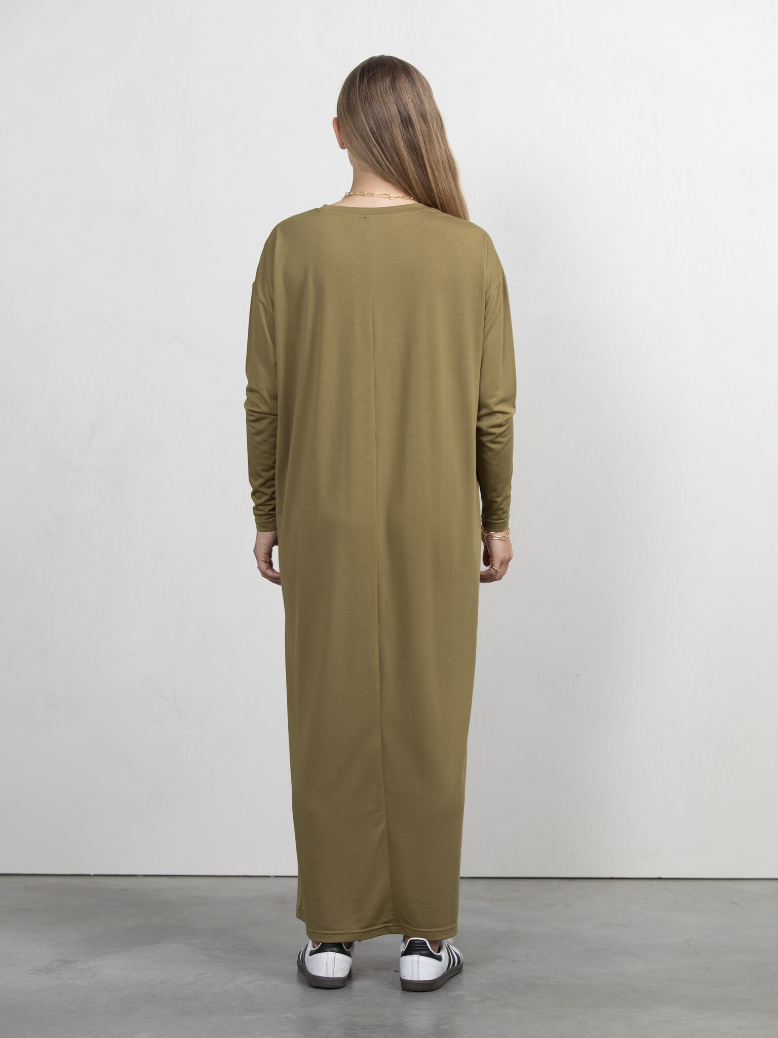 Les Soeurs Lange jersey jurk Anne 4. Ervaar ultieme comfort met deze lange jersey jurk. De zachte stof en de eenvoudige s...