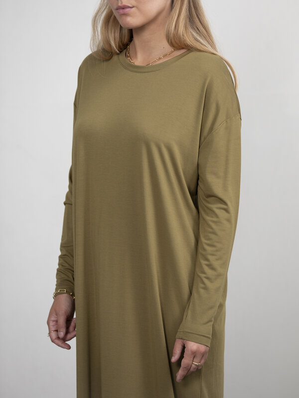 Les Soeurs Jersey dress Anne 4. Experience ultimate comfort with this long jersey dress. The soft fabric and simple cut c...