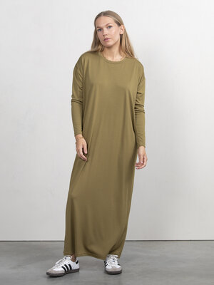 Robe Anne. Découvrez un confort ultime avec cette robe longue en jersey. Le tissu doux et la coupe simple créent un look ...