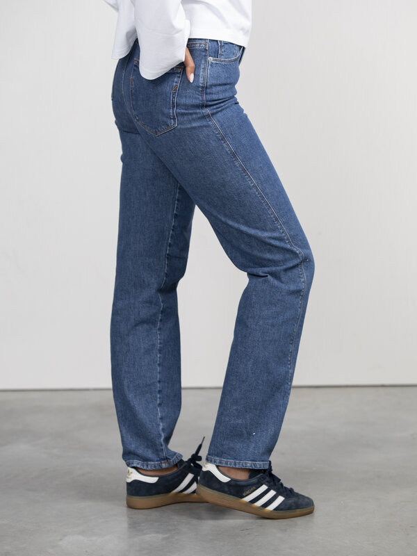 Selected Rechte jeans Naomi 4. Vernieuw je denimcollectie met deze straight-leg jeans. Het heeft een hoge taille en een r...