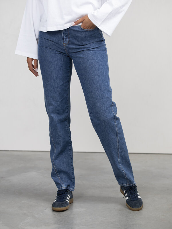 Selected Rechte jeans Naomi 1. Vernieuw je denimcollectie met deze straight-leg jeans. Het heeft een hoge taille en een r...