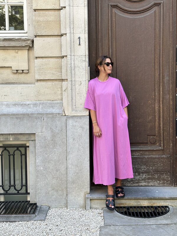 Le Marais T-Shirt dress Yara 1. Whether you're looking for an effortless outfit for a busy day or simply want to enjoy th...