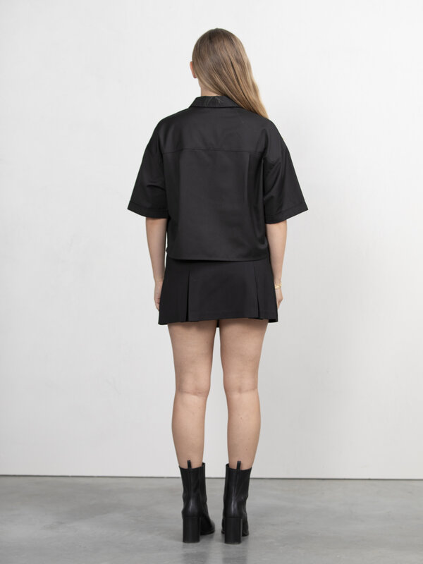 Les Soeurs Shirt Angela 3. Deze blouse met korte mouwen is een coole combinatie van tijdloze tailoring en streetwear. Hij...