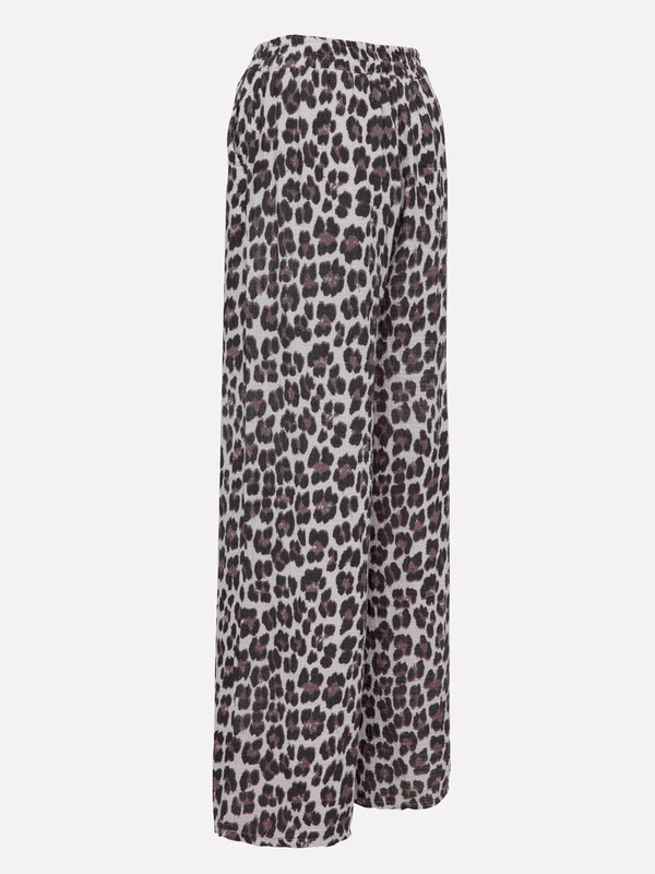 Le Marais Leopard broek Blake 5. Ga voor trendy met deze losse broek met een all over luipaardmotief. De lichte stof en r...