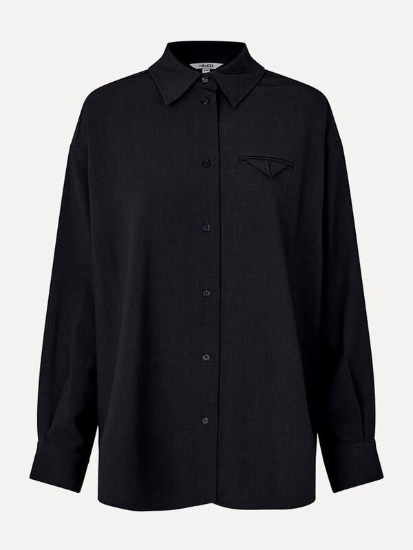 MBYM Blouse Fortuata Willah 1. Dit ruimvallende shirt met borstzakje is de perfecte mix van comfort en stijl. Het subtiel...