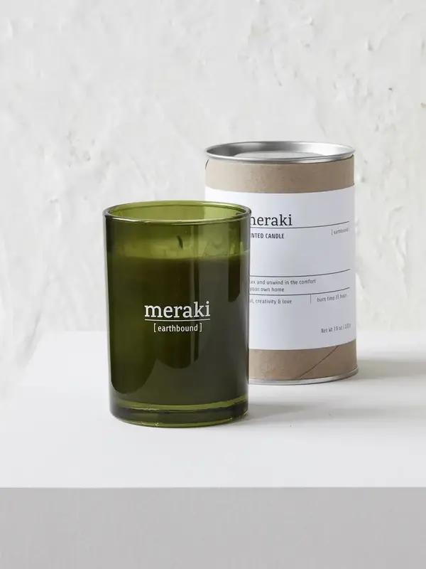 Meraki Bougie parfumée Earthbound 2. La bougie parfumée Scandinavian Garden est fabriquée en cire de soja et est un produ...