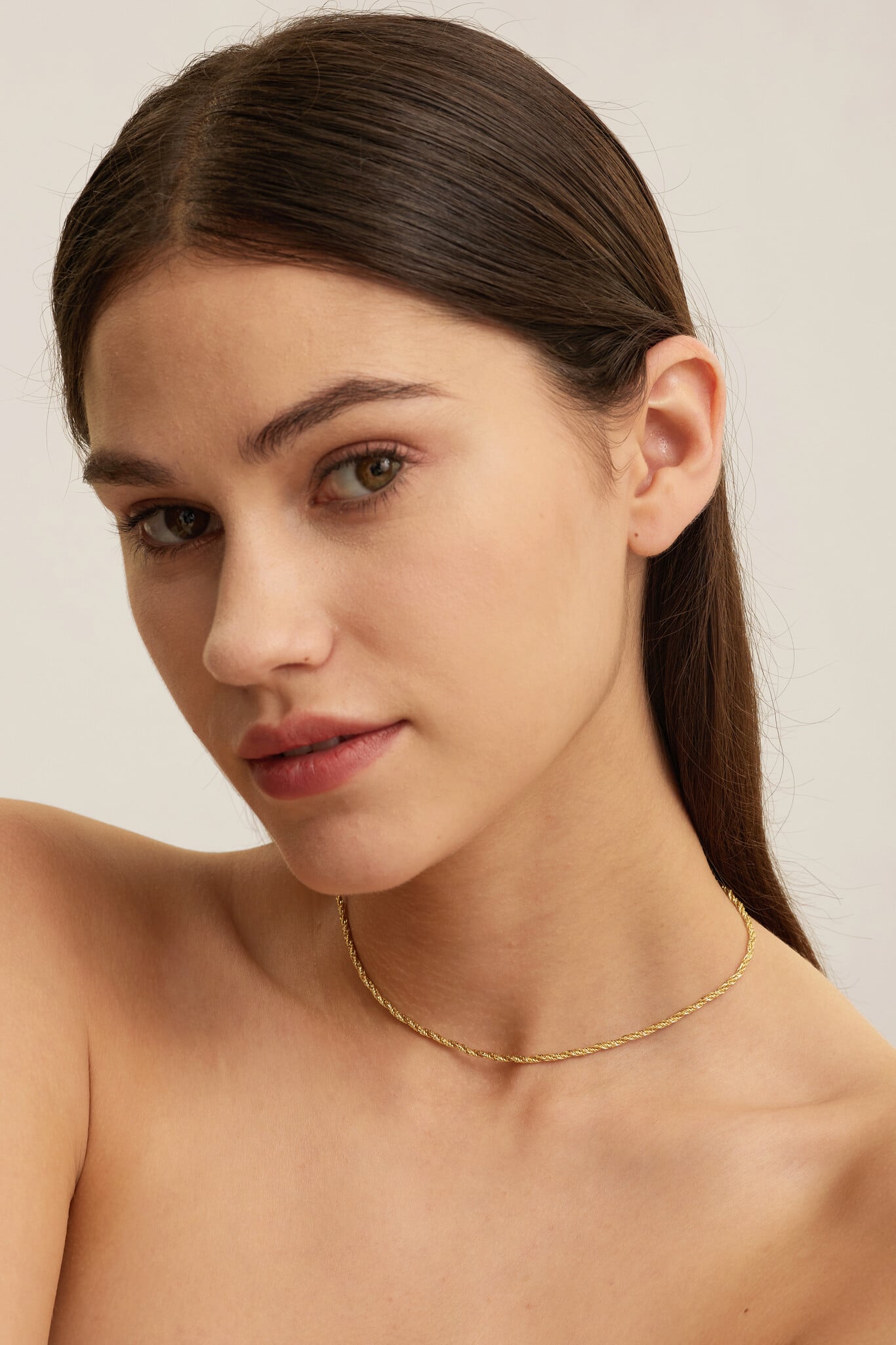 Les Soeurs Ketting Rana Rope Chain 2. Breng wat elegantie in je dagelijkse looks met deze touwketting. De ketting is subt...