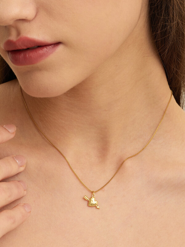Les Soeurs Collier Roma Cupids Heart 3. Ce collier en forme de cœur en or est le pendentif parfait pour attirer l'attenti...