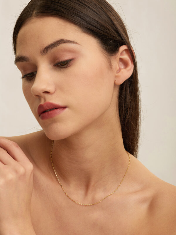 Les Soeurs Collier Romee Chaîne Torsadée 2. Ce collier fin torsadé est parfait pour tous les looks, de jour comme de nuit...