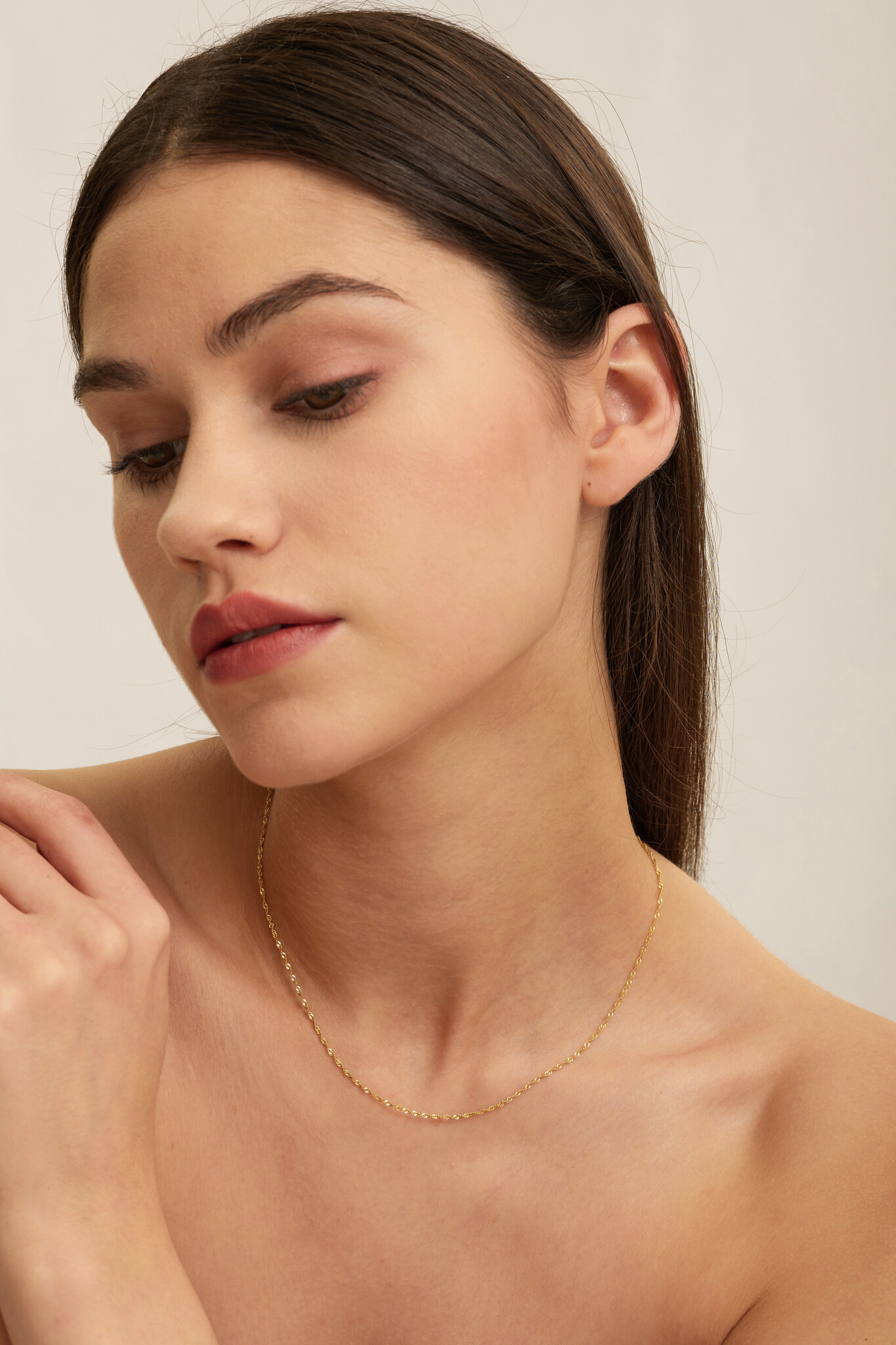 Les Soeurs Collier Romee Chaîne Torsadée 2. Ce collier fin torsadé est parfait pour tous les looks, de jour comme de nuit...