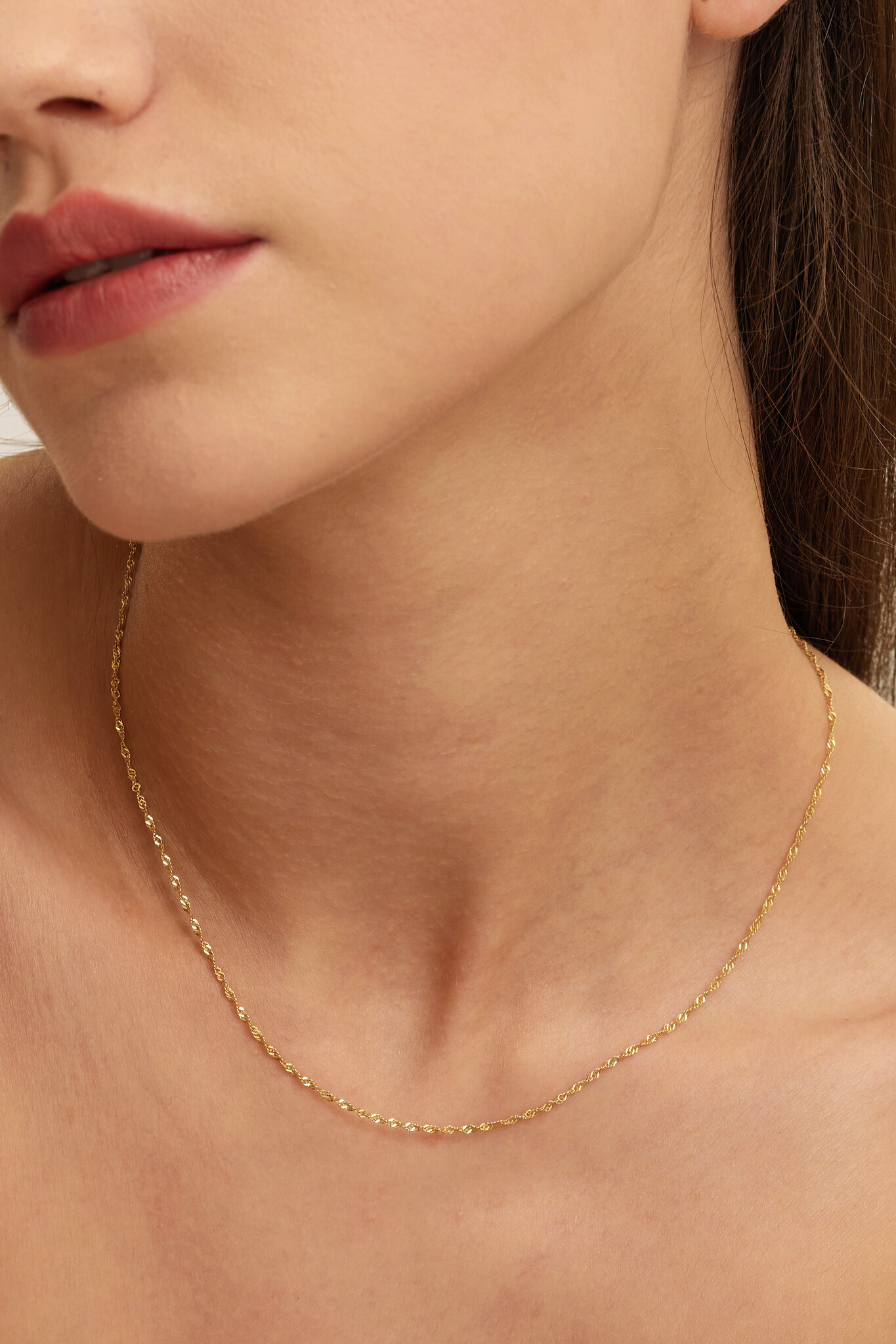 Les Soeurs Collier Romee Chaîne Torsadée 3. Ce collier fin torsadé est parfait pour tous les looks, de jour comme de nuit...
