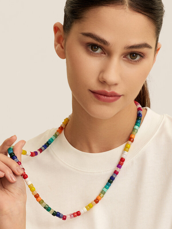 Les Soeurs Ketting Enis Beads 2. Voeg een charmant vleugje kleur toe aan je dagelijkse ensembles met deze ketting, die is...