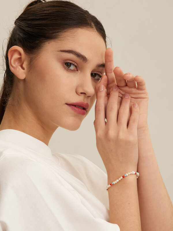 Les Soeurs Bracelet Filippa 3. Add an elegant bracelet to your look with this bracelet, which features elegant pearl ston...