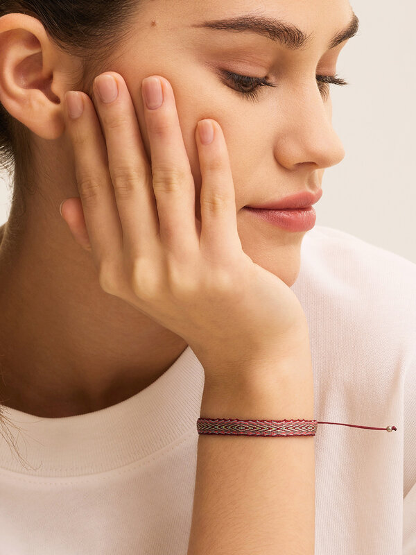 Les Soeurs Armband Frey 2. Deze geweven armband is mooi om te stapelen met andere stijlen, maar kan ook alleen worden ged...