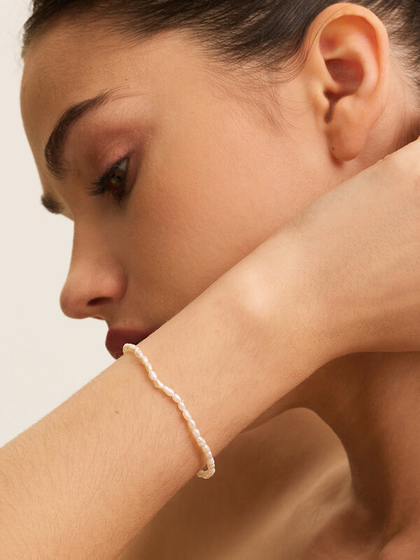 Les Soeurs Bracelet Fira 2. This bracelet with fine imitation pearls is a charming and easy accessory to add to any look ...