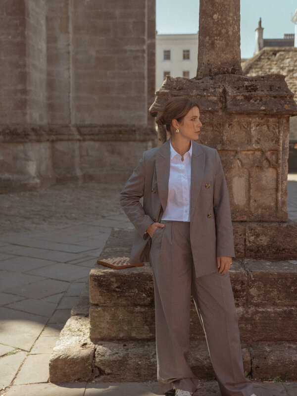 Les Soeurs Broek Aimee 1. Elke garderobe heeft een goede broek nodig die overal bij past. Deze heeft een mid waist taille...