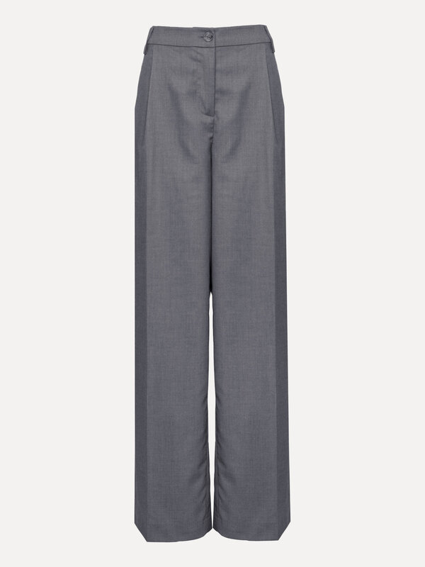 Les Soeurs Broek Aimee 10. Elke garderobe heeft een goede broek nodig die overal bij past. Deze heeft een mid waist taill...