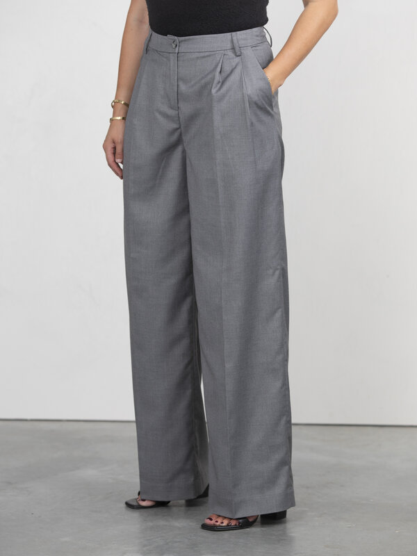 Les Soeurs Pantalon Aimee 6. Chaque garde-robe a besoin d'un bon pantalon qui s'accorde avec tout. Celui-ci a une taille ...