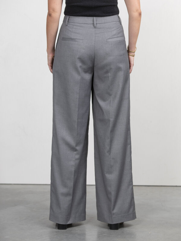 Les Soeurs Pantalon Aimee 7. Chaque garde-robe a besoin d'un bon pantalon qui s'accorde avec tout. Celui-ci a une taille ...