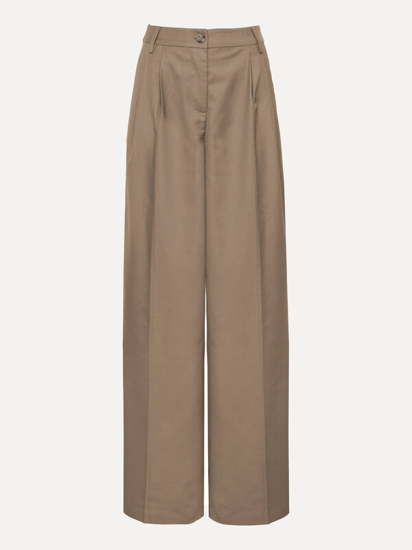 Les Soeurs Broek Aimee 6. Elke garderobe heeft een goede broek nodig die overal bij past. Deze heeft een mid waist taille...