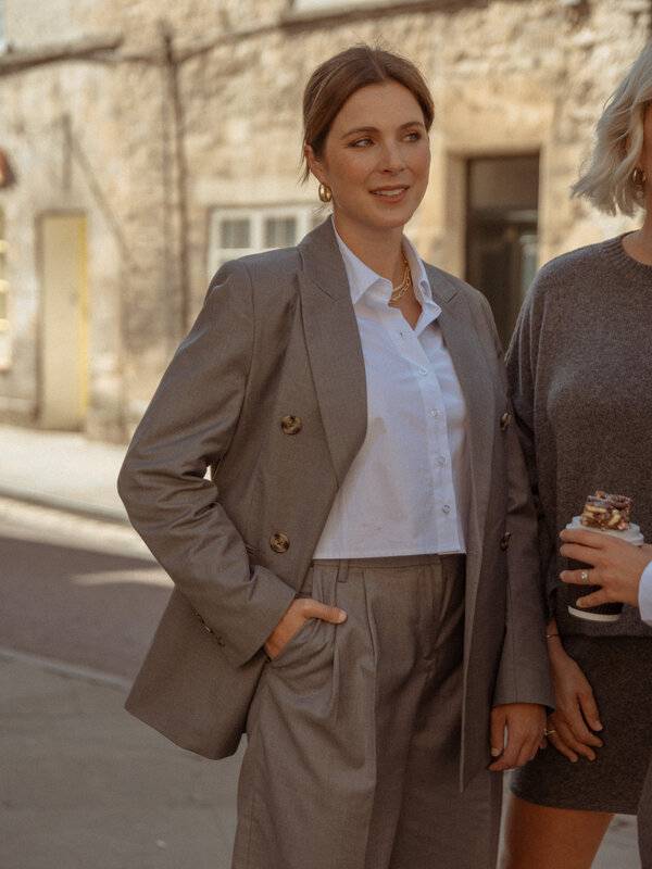 Les Soeurs Blazer à double bouttonnage Ariana 1. Une veste structurée est un incontournable dans toute garde-robe, et cet...