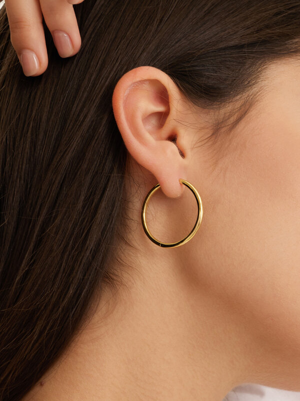 Les Soeurs Earrings Set Carly Large 3. Make a statement of minimalism with these dainty gold earrings. Light and versatil...