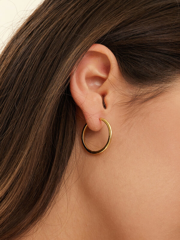 Les Soeurs Earrings Set Carly Medium 3. With a clean, understated aesthetic, these beautiful gold hoop earrings can be wo...