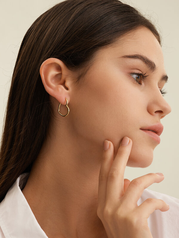 Les Soeurs Earring Jenny Heart 2. Create perfectly imperfect jewelry looks with this heart-shaped earring. The playful ev...