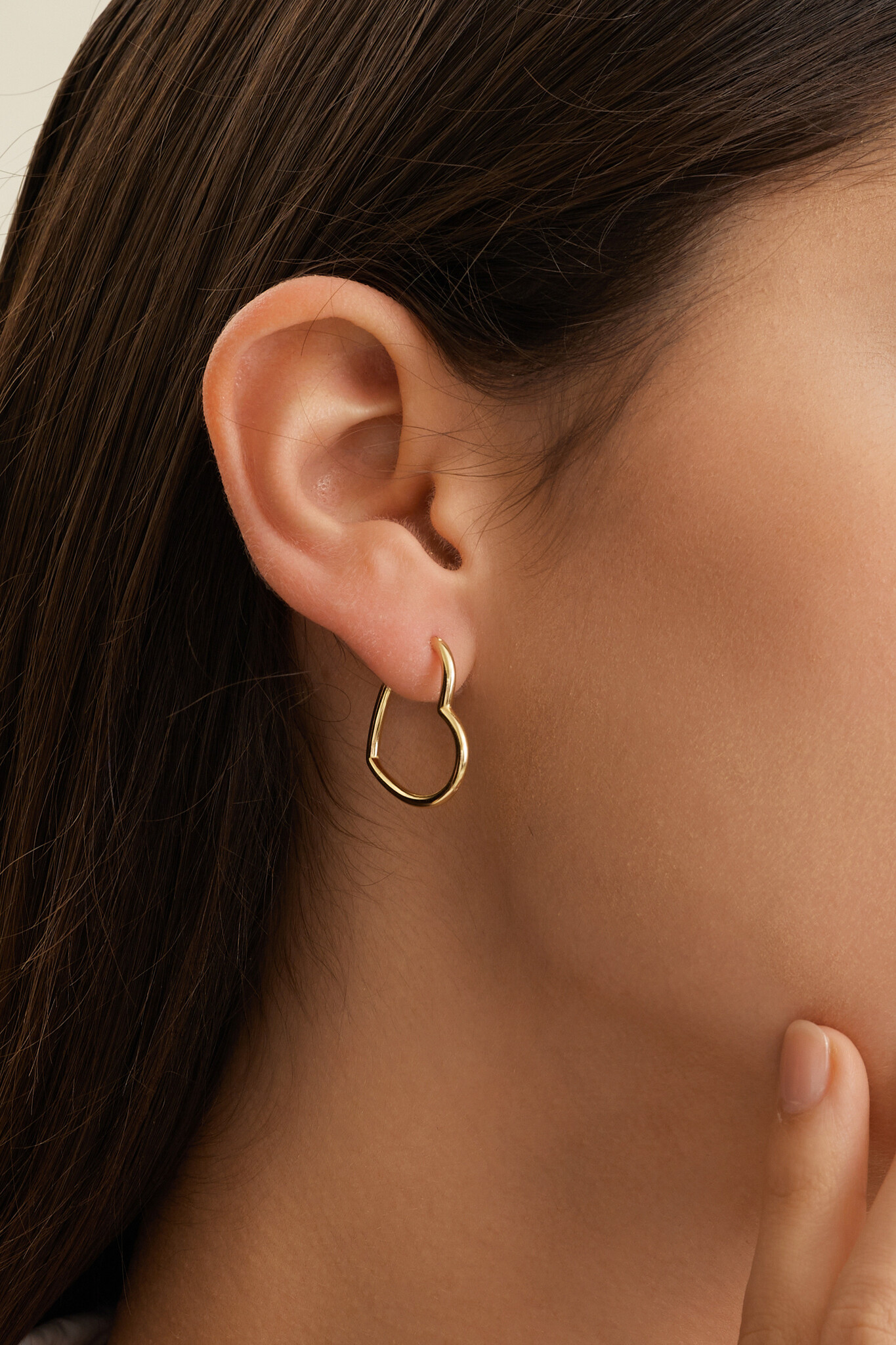 Les Soeurs Earring Jenny Heart 3. Create perfectly imperfect jewelry looks with this heart-shaped earring. The playful ev...