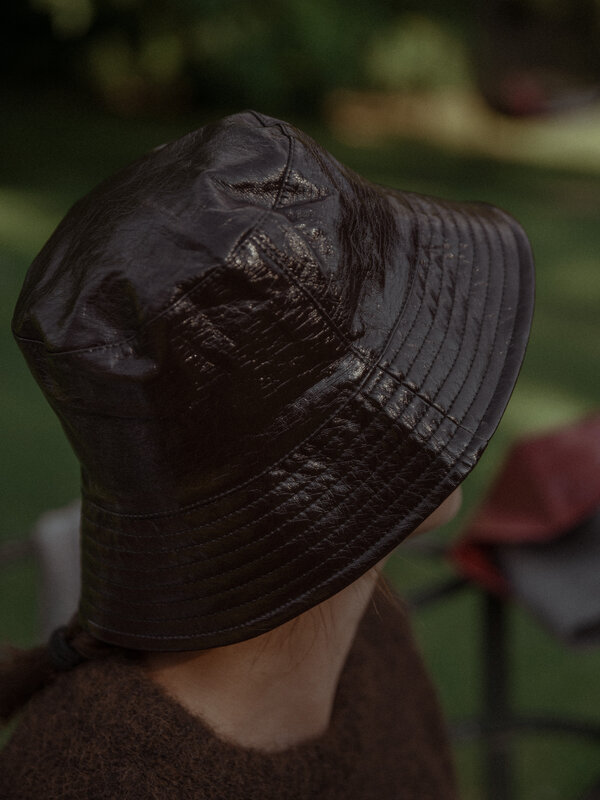 Les Soeurs Vegan leather bucket hat Penny 2. The most stylish accessory for autumn and winter? A vegan leather bucket hat...