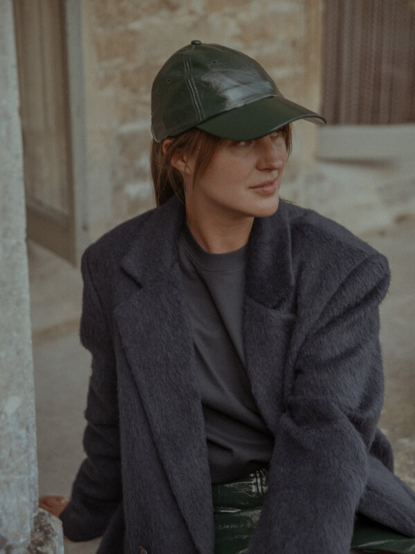 Les Soeurs Casquette en cuir vegan Poppy 2. Une casquette classique à 5 panneaux fabriquée en cuir végétalien. La finitio...