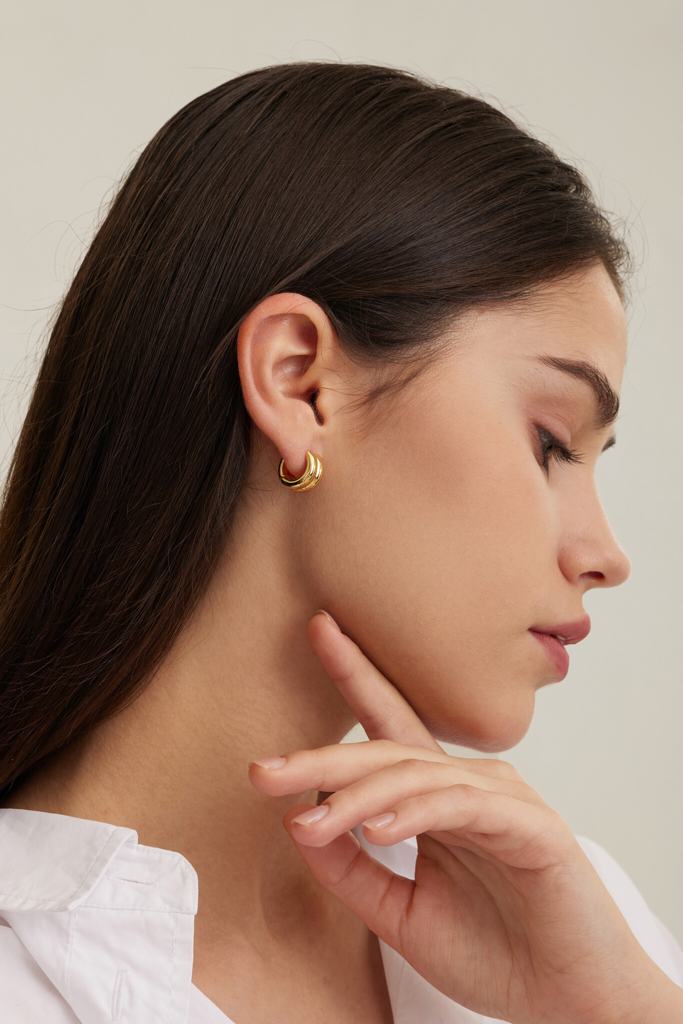Les Soeurs Oorbel Ferdi Double Huggie 2. Deze veelzijdige gouden huggie geeft je de perfecte double-stack look met slecht...