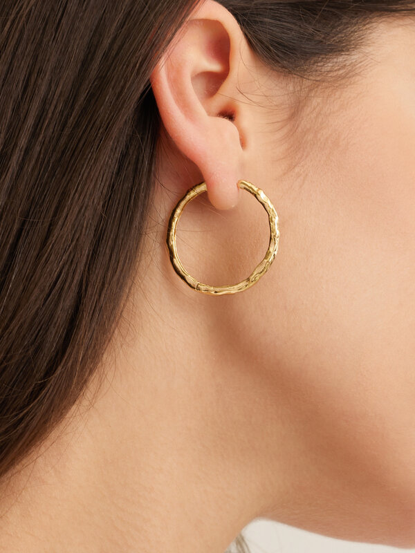 Les Soeurs Earrings Set Fara Hammered 3. Getting the elegant look has never been easier thanks to these hammered hoop ear...