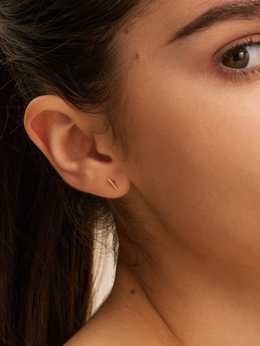 Les Soeurs Earring Jolie Barre Mini 3. This mini bar earring is a real eye-catcher. A must-have in your jewelry box.