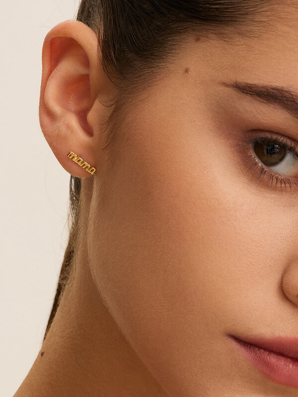 Les Soeurs Earring Jolie Mama 3. This beautiful stud is a real must-have for all moms!