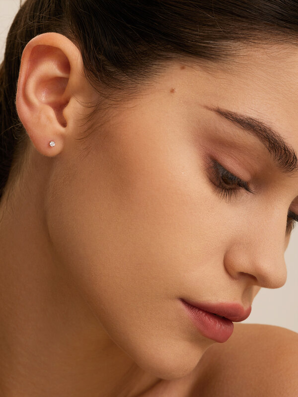 Les Soeurs Earring Jolie Strass 2. This earring with zirconium stone is a subtle addition to your fashion look.