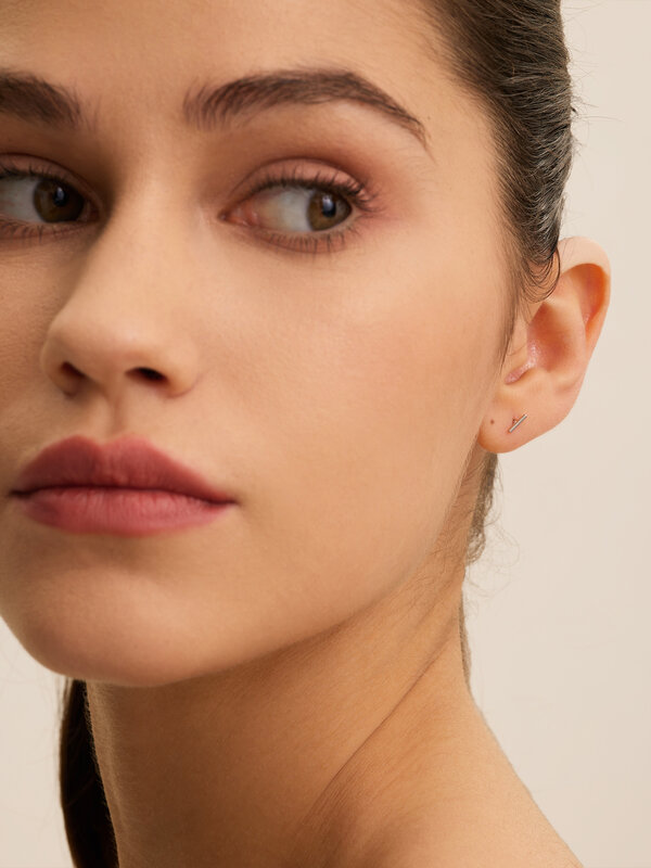Les Soeurs Earring Jolie Barre Mini 2. This mini bar earring is a real eye-catcher. A must-have in your jewelry box.