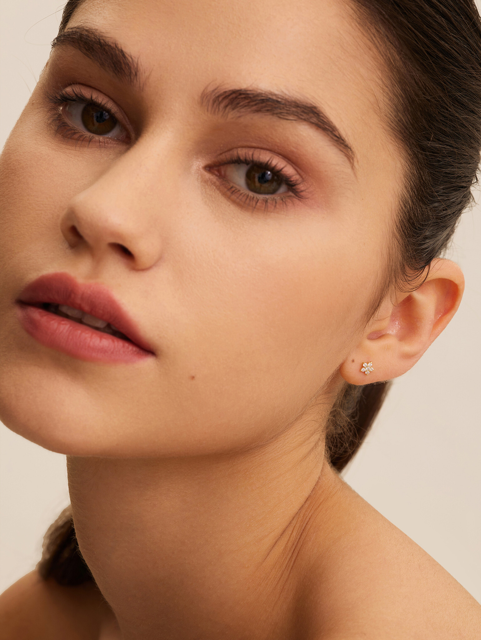 Les Soeurs Earring Jolie Flower Strass 2. These graceful earrings look timeless in a sparkling floral design. They accent...