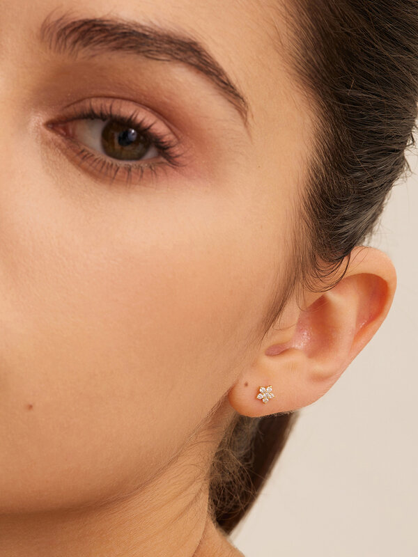 DES PETITS HAUTS BOUCLES D'OREILLES puces fleurs blanches en résine - Vêtements