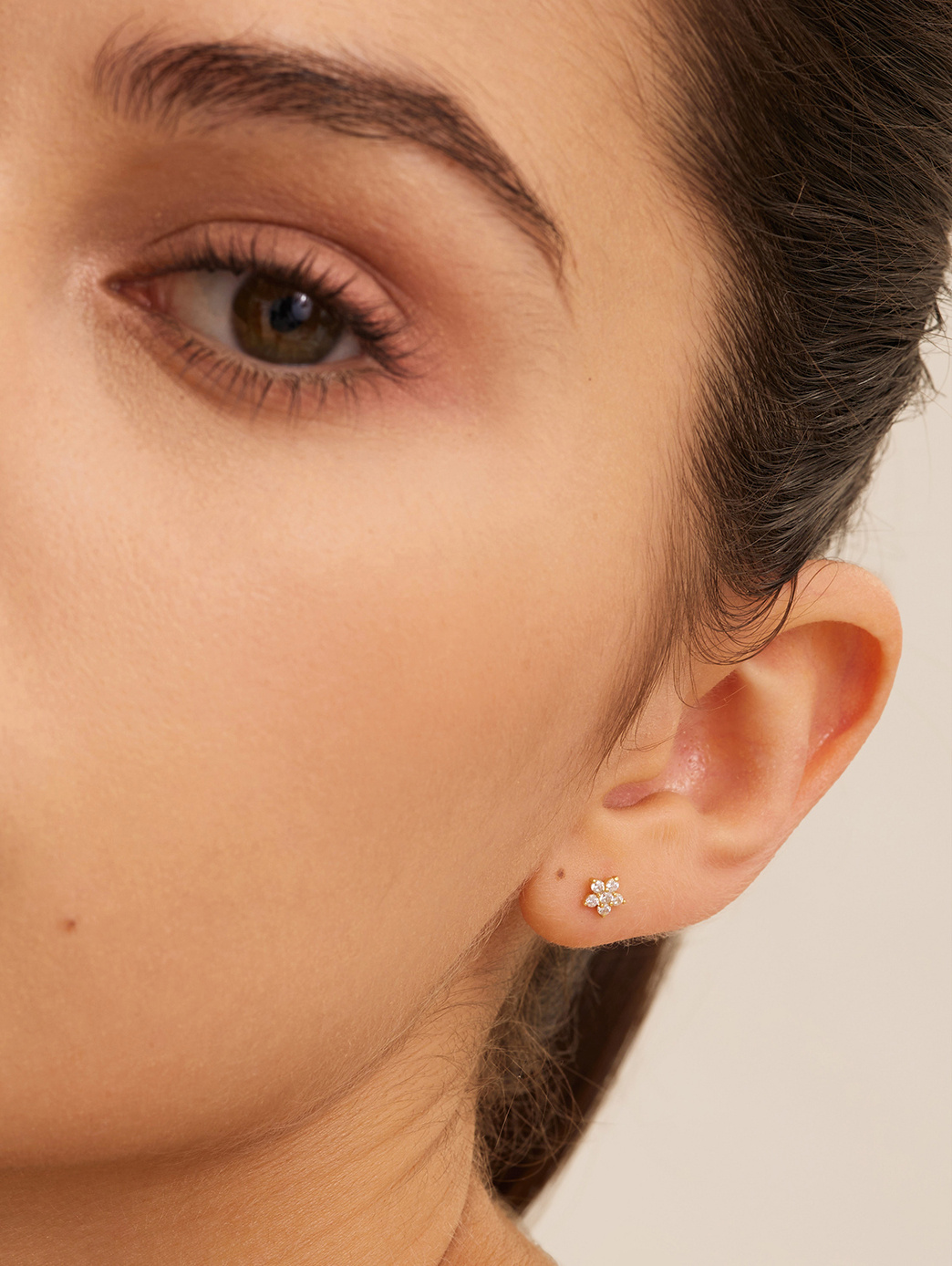 Les Soeurs Earring Jolie Flower Strass 3. These graceful earrings look timeless in a sparkling floral design. They accent...